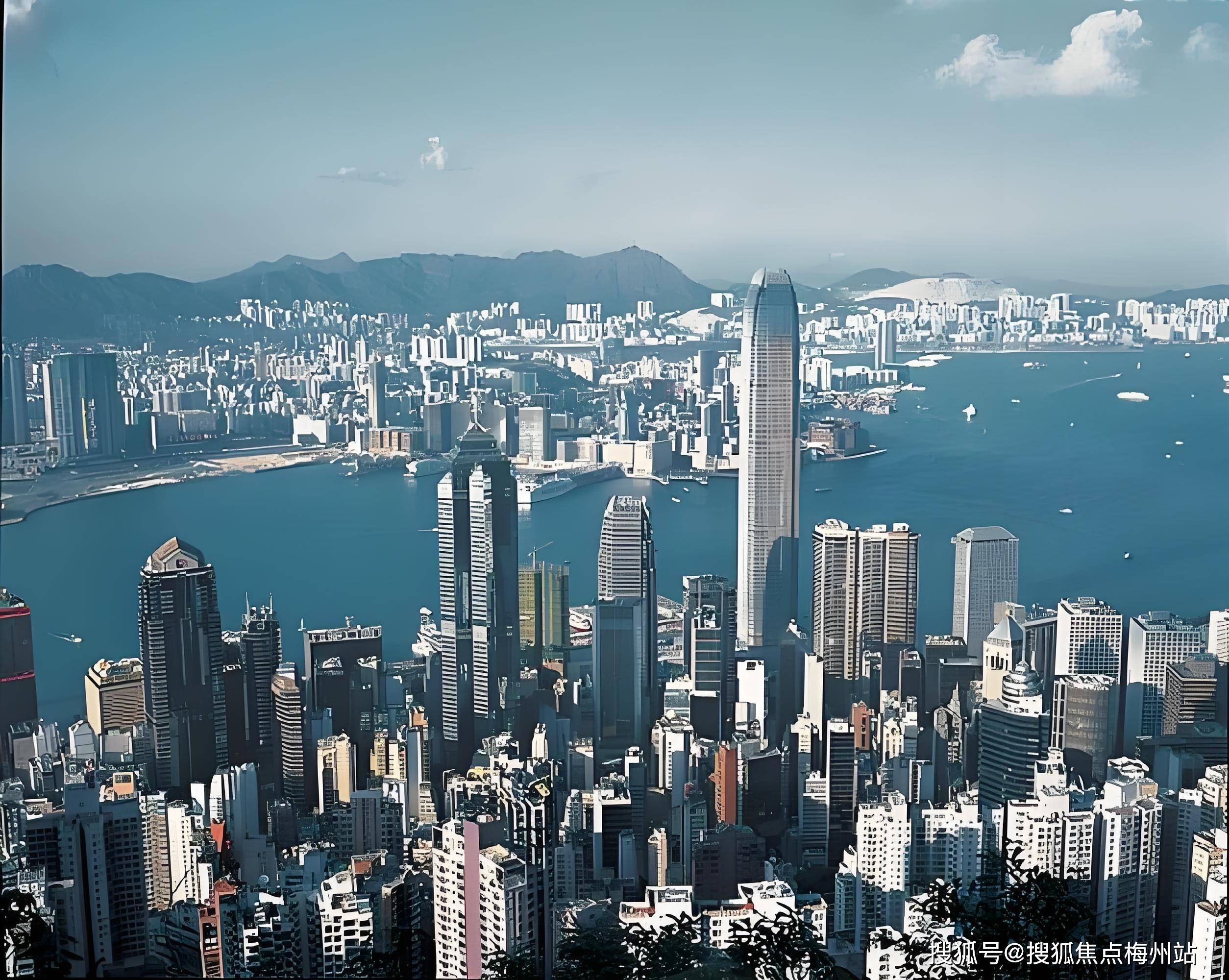 香港可分為香港島,九龍,新界東,新界西四部分,詳細一點則可以分為18